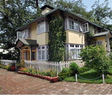 Hotel Category: Darjeeling Tour Package4 Star Heritage Hotel - Windamere  (Exterior)